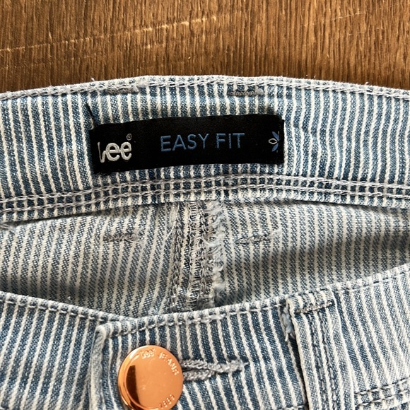 Lee Women’s Easy Fit Cropped Striped Jeans - Picture 2 of 8